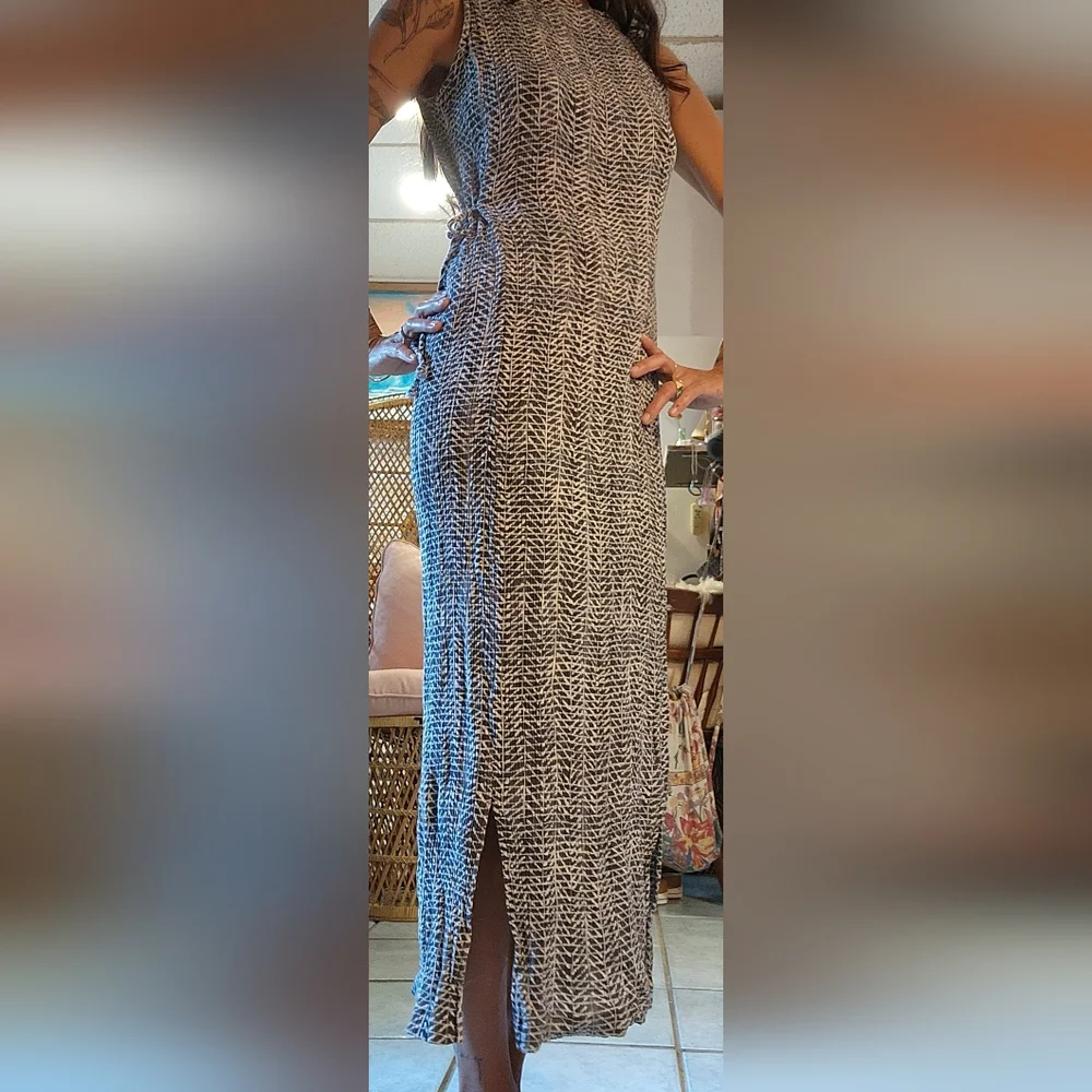 Vintage dress. The fabric stretches,so it fits an extra small to a medium size. - Picture 8 of 8